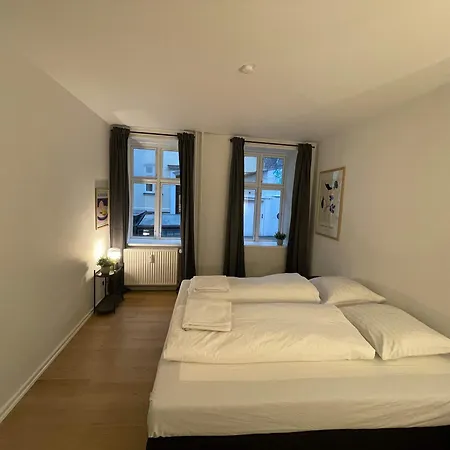 Stunning By The Lakes Apartment *